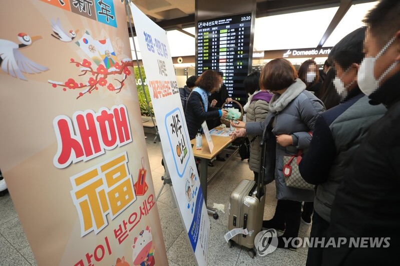 제주공항 골프·등산 관광객 북적… 제주도 방역당국은 '초긴장'