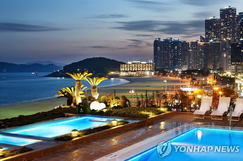 '비대면 명절 무색' 연휴 기간 부산 관광지·골프장 북적