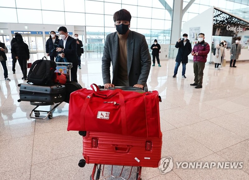 김광현, 가족 배웅받으며 출국…18일 MLB 스프링캠프 시작