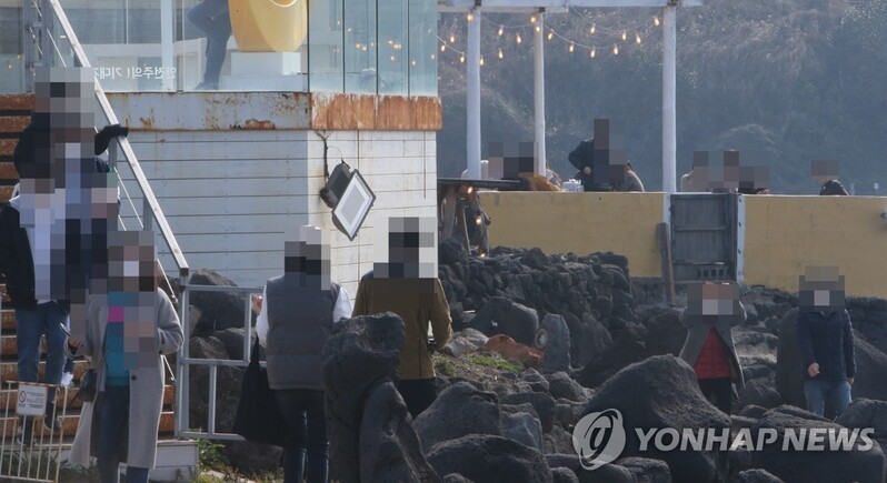 제주 유명 음식점엔 손님 가득하고 긴 대기줄…방역 '조마조마'