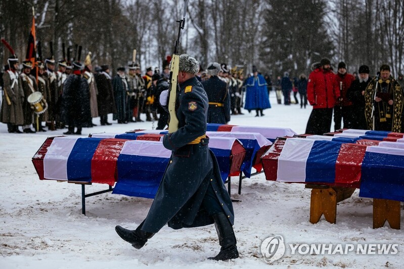 나폴레옹전쟁 유해 함께 묻으며 손잡은 프랑스·러시아 후손들