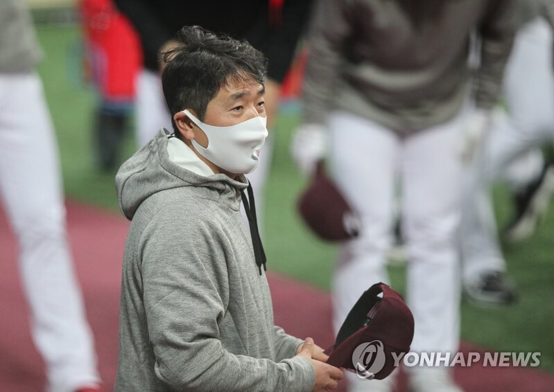 KBO club manager 'relieved' to meet American pitchers in camp