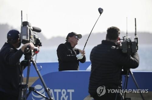 '은퇴 기로' 미컬슨, 골프 방송해설가로 변신 '고려  중'