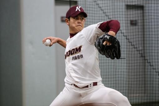 Young KBO pitcher works on mental game, with help from ex-major leaguer uncle
