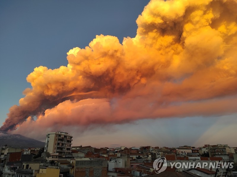 시칠리아 에트나 또 분출…"화산재 비처럼 쏟아져"