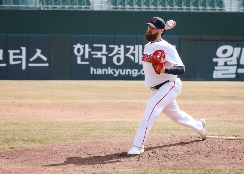 Following dominant KBO season, Giants' ace Straily works on new pitch