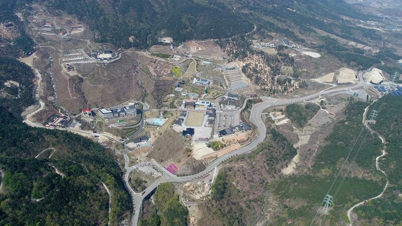 구불구불 산청 동의보감촌 가는 길 곧게 편다