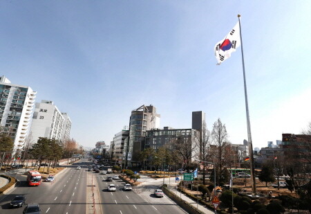 강남구 대형태극기, 한남대교 남단에 돌아왔다