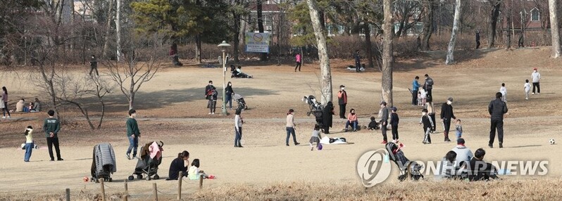 "봄기운 즐기자"…연휴 첫날 전국 관광지 행락객으로 북적