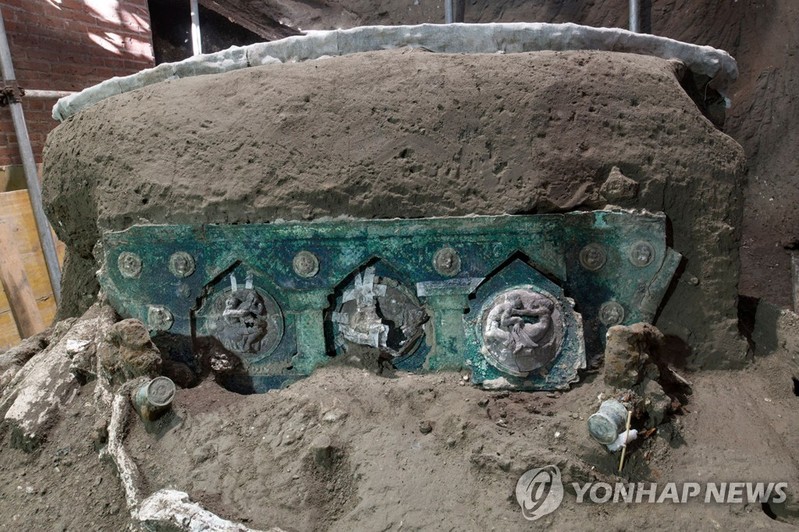 폼페이서 2천년 전 마차 발굴…에로틱한 조각 장식 생생