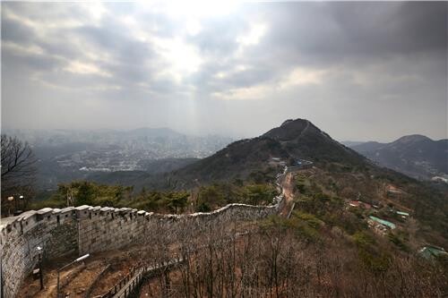 [걷고 싶은 길] 반세기 만에 되찾은 자유, 북악산길