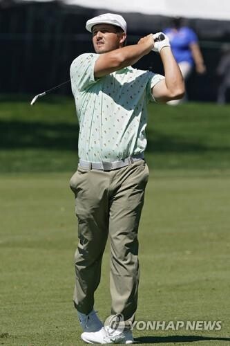파 5홀 1온 불발 디섐보 "뒤바람 불면 내일이라도 시도"