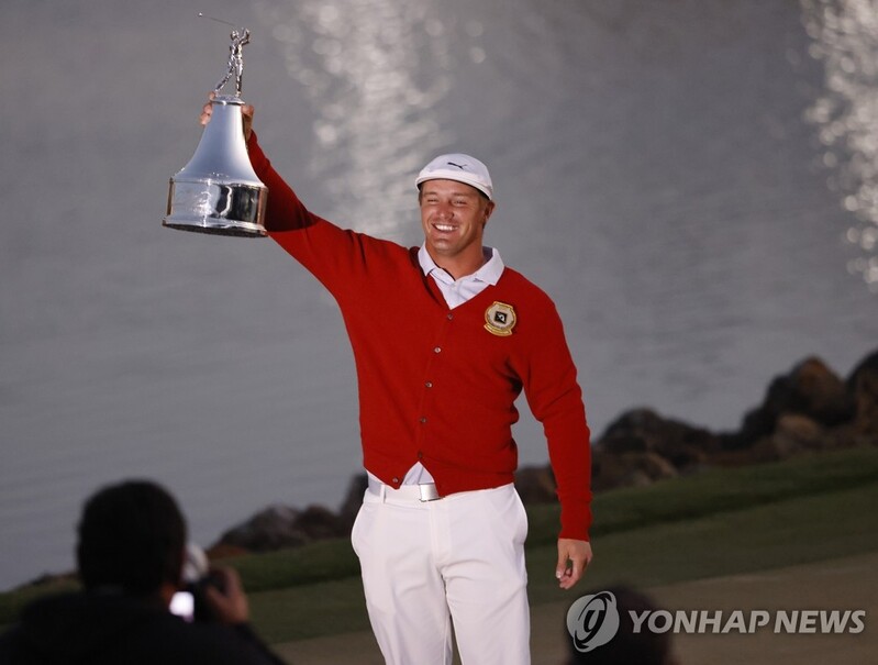 또 호수 넘긴 377야드 샷…디섐보, 괴력 장타쇼로 통산 8승(종합)