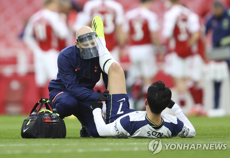 (LEAD) Tottenham's Son Heung-min suffers hamstring injury vs. Arsenal