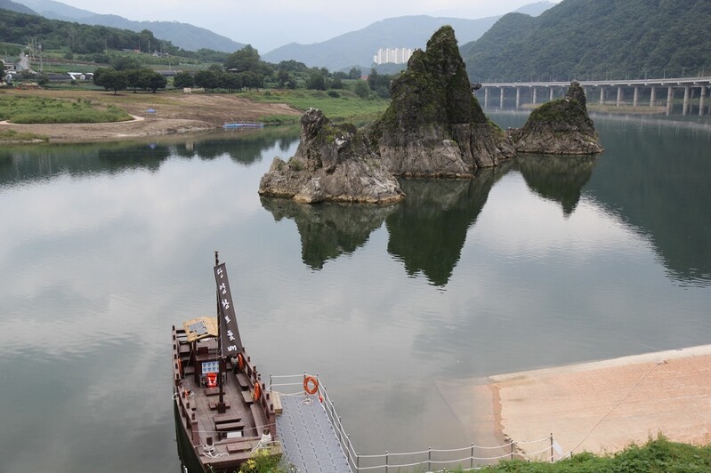 봄기운 완연한 남한강…도담삼봉 황포돛배 운항 재개