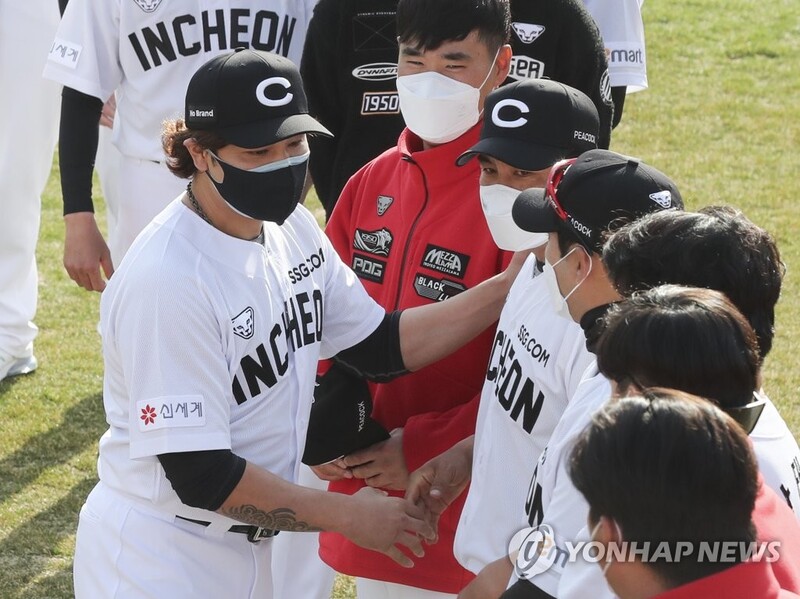 Choo Shin-soo itching for KBO game action, manager preaches patience