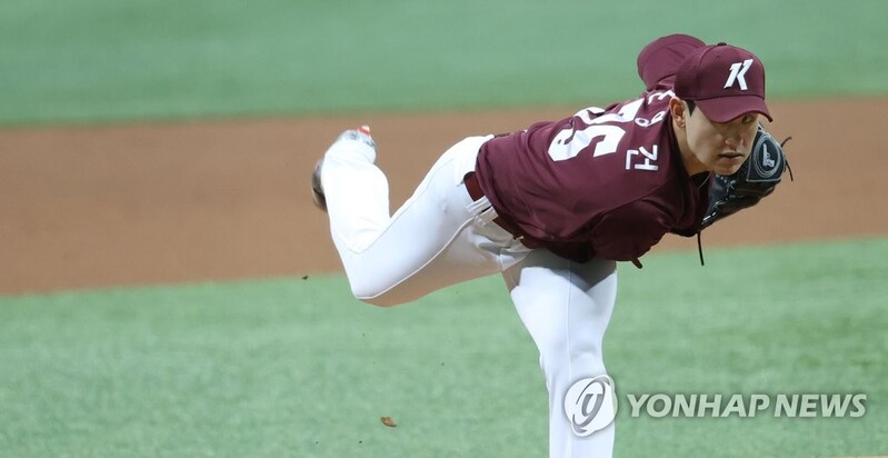 Despite decimated bullpen, KBO club manager not about to rush young arms into relief role