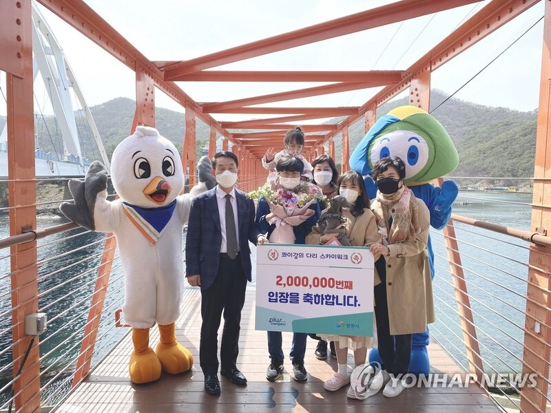 아찔아찔한 창원 '저도 스카이워크' 200만명이 걸었다