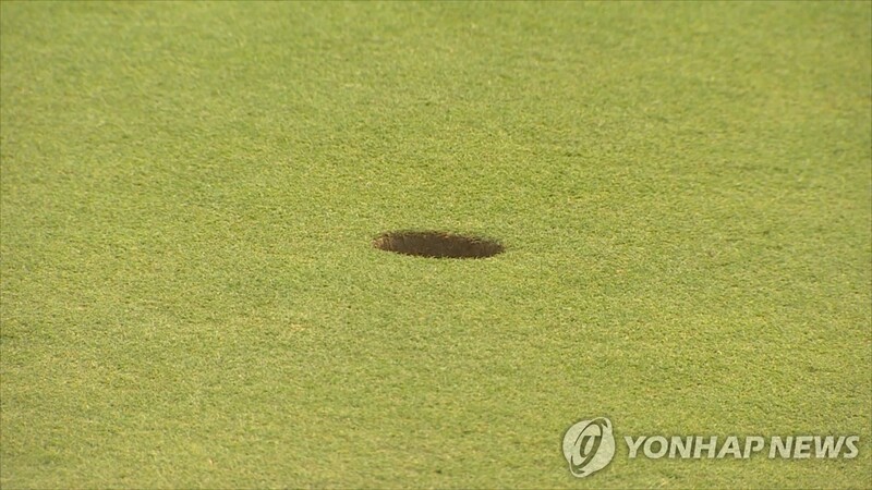 야외 골프장 모임 집단감염으로 서울서 12명 확진