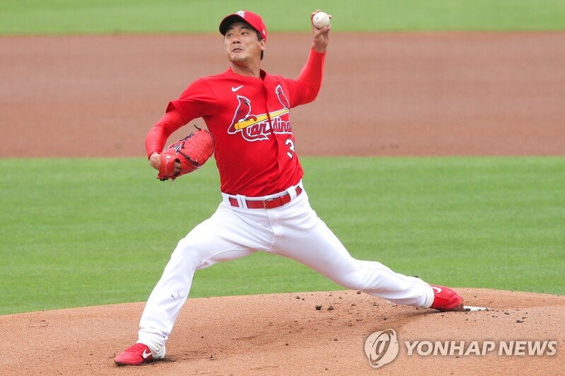 Cardinals' Kim Kwang-hyun throws 1st bullpen session in rehab from stiff back
