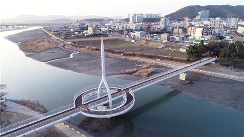 보령 쇗개포구에 돛 모양 인도교 완공…"원도심 랜드마크 기대"