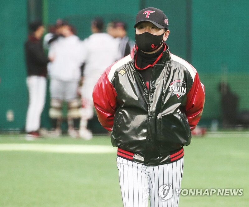 After offseason commiseration, old friends reunite in KBO as opposing managers
