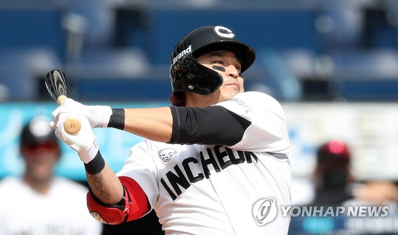 Choo Shin-soo strikes out twice in KBO preseason debut