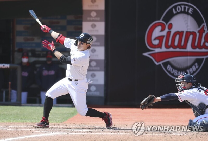 Choo Shin-soo reunites with childhood friend, picks up 1st KBO hit in preseason game