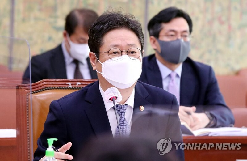 황희 장관 "확률형 아이템 정보공개 법정화로 불신 해소해야"