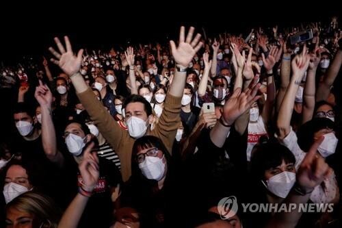 거리두기 없는 스페인 인디밴드 콘서트…문화행사 재개 시험대