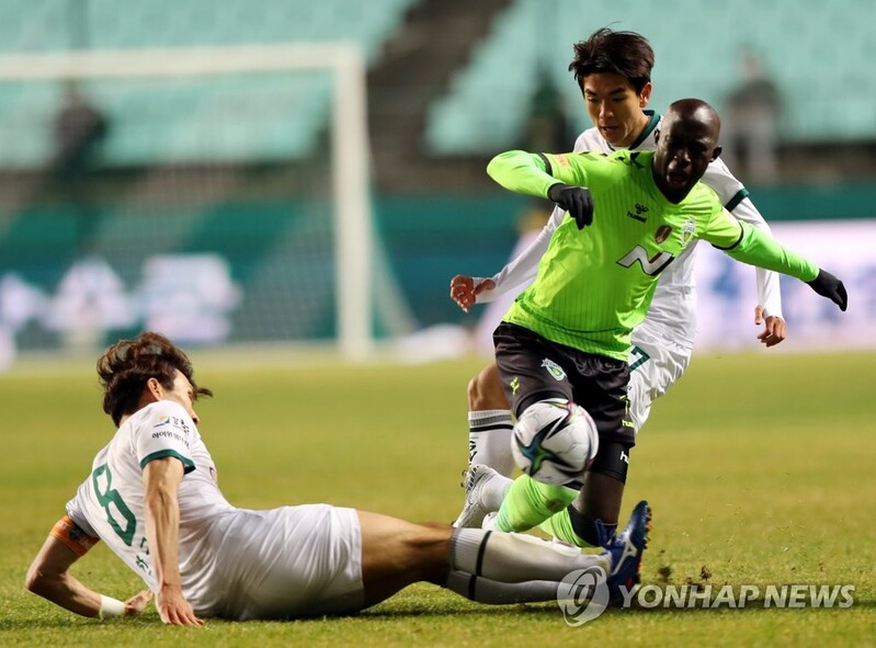 Clubs caught up in signing controversy set for clash as K League season resumes