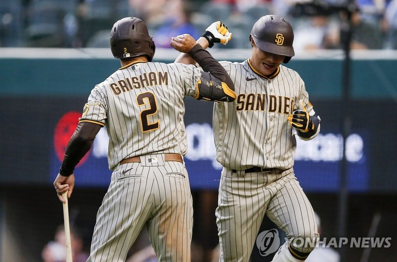 '드디어 터졌다' 김하성 MLB 첫 홈런…왼쪽 폴 맞힌 동점 솔로포(종합)