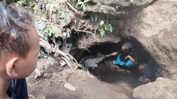 "뱀굴인줄 알았더니"…인니 주민, 배수로 파다 석굴무덤 발견