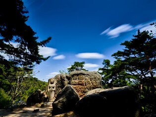 Buddha happily welcomes the clear sky