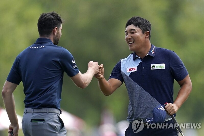 이경훈 '팀플레이' PGA 취리히 클래식 3R 공동 9위로