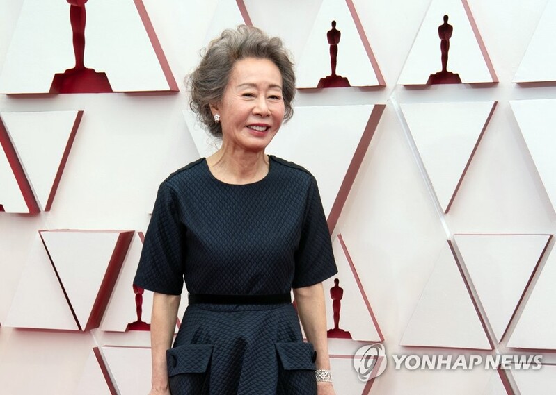 오스카 안은 윤여정 "운이 좋았다…정이삭·김기영 감독에 감사"