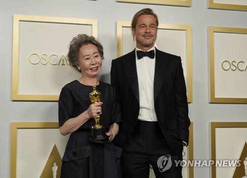 주요 외신, 윤여정 아카데미 수상에 "새 역사 썼다" 찬사