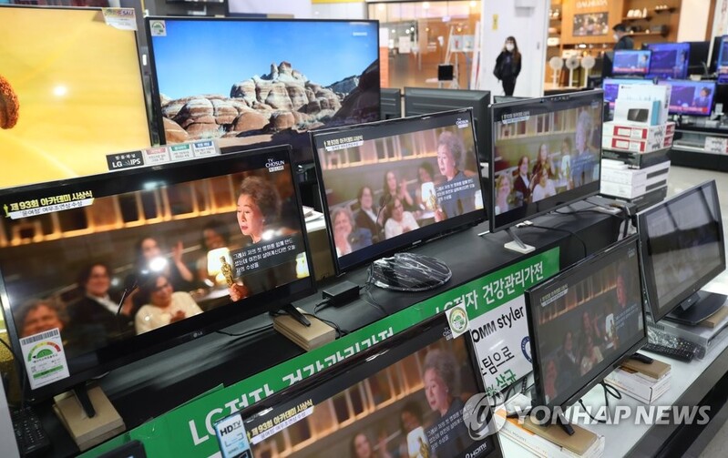 윤여정에 무례한 질문한 매체, 사과 없이 '냄새' 부분 삭제