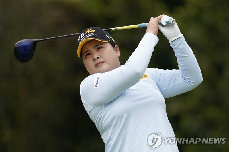 흔들린 박인비, HSBC 위민스 3R 2위로 밀려…선두와 한 타 차