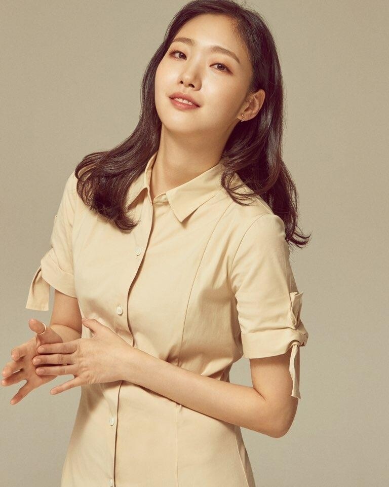 Actress Kim Go-eun donates for Children
