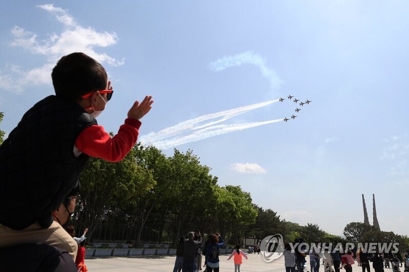 '그래도 어린이날인데' 전국서 조심스러운 야외 나들이