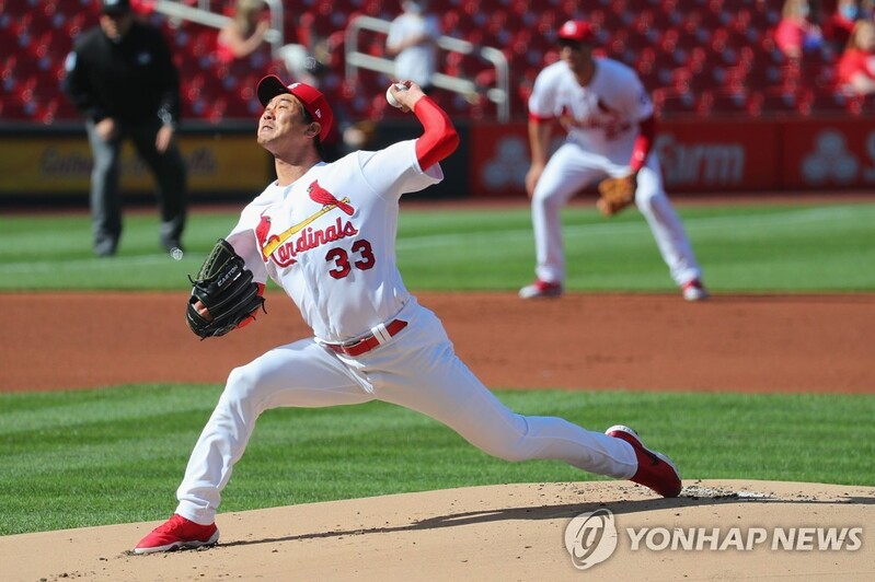 Kim Kwang-hyun shrugs off bizarre inning, puts team first in no-decision