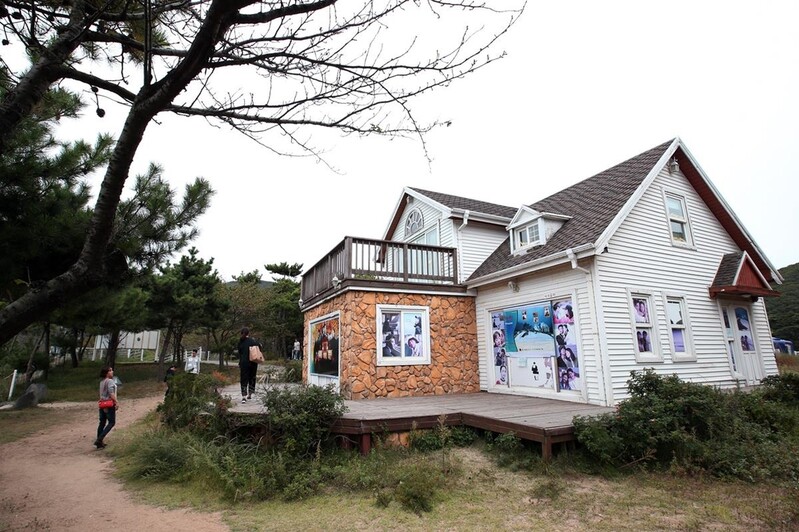 '이게 관광지?'…무의도, 18년 전 낡은 촬영 세트장 방치