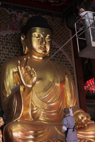 Cleanup ahead of Buddha's Birthday