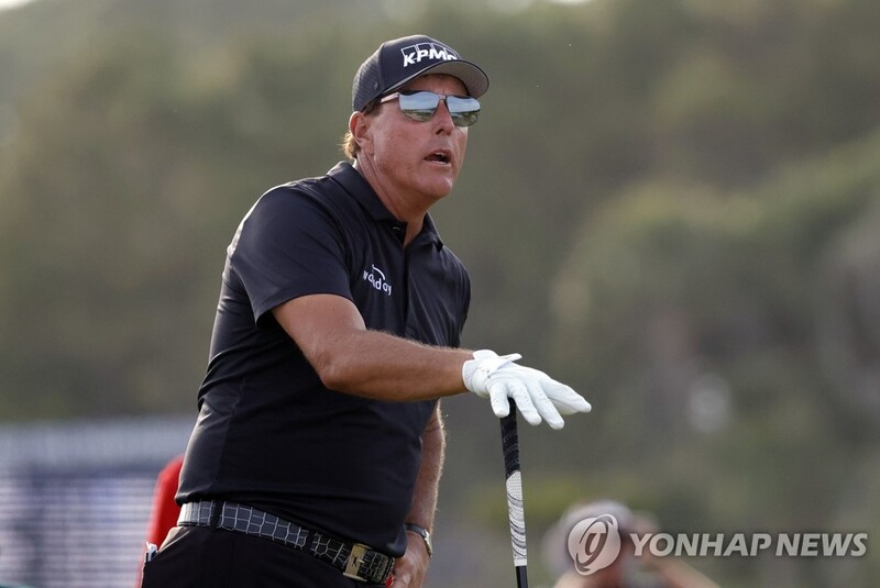 51세 미컬슨, PGA 챔피언십 3R 단독 선두…임성재 6타 차 10위(종합)