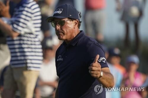 51세 미컬슨, PGA챔피언십 제패…최고령 메이저 우승