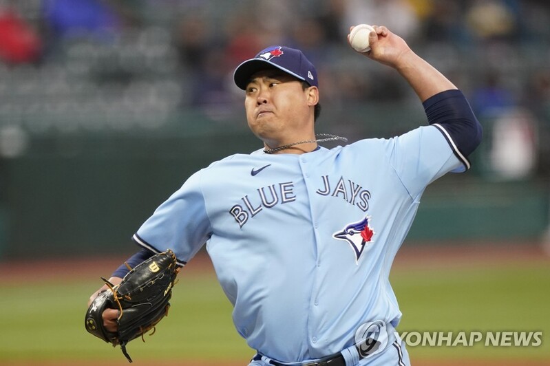 Blue Jays' Ryu Hyun-jin overcomes command issues, elements to beat Cleveland