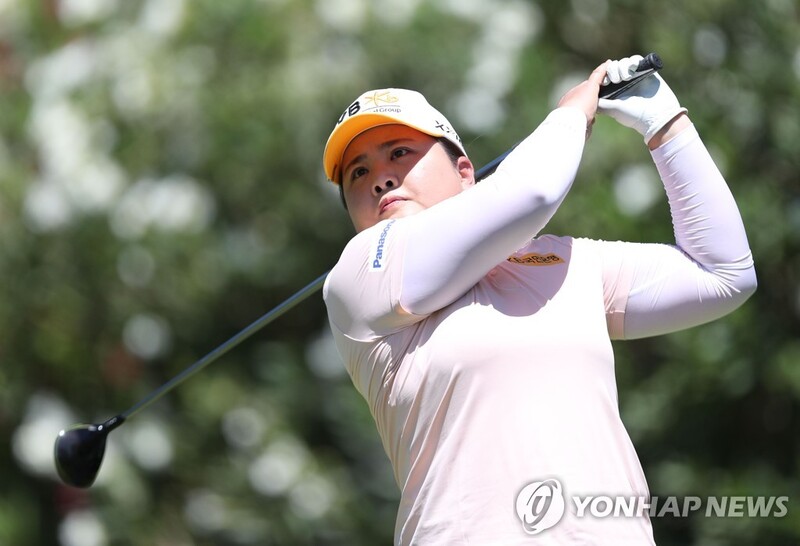 박인비 "이틀 연속 9번 홀부터 잘 풀려…할아버지 위한 승리"