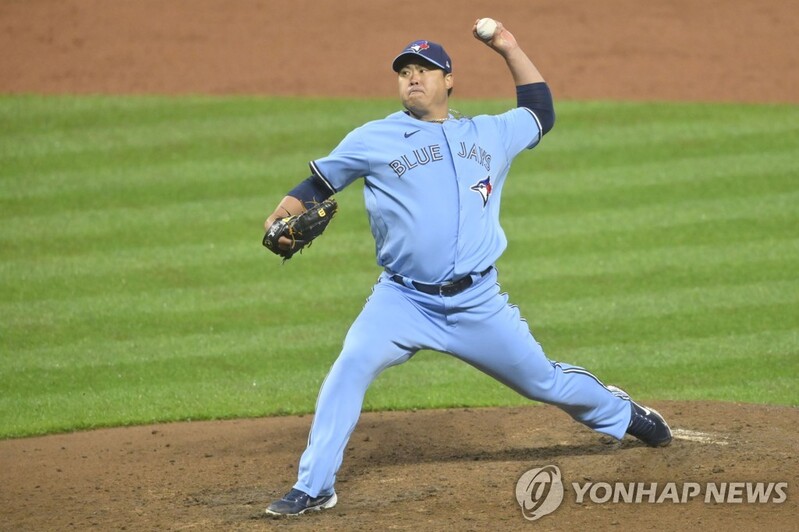In-game adjustments help Blue Jays' Ryu Hyun-jin beat Cleveland in inclement weather