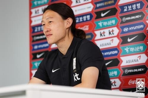 Nat'l football team midfielder defends beleaguered coach